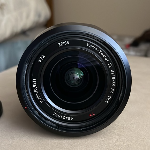 New Sony FE 16–35mm F4 ZA OSS Full-frame Wide-angle Zoom ZEISS Lens - Picture 2 of 9